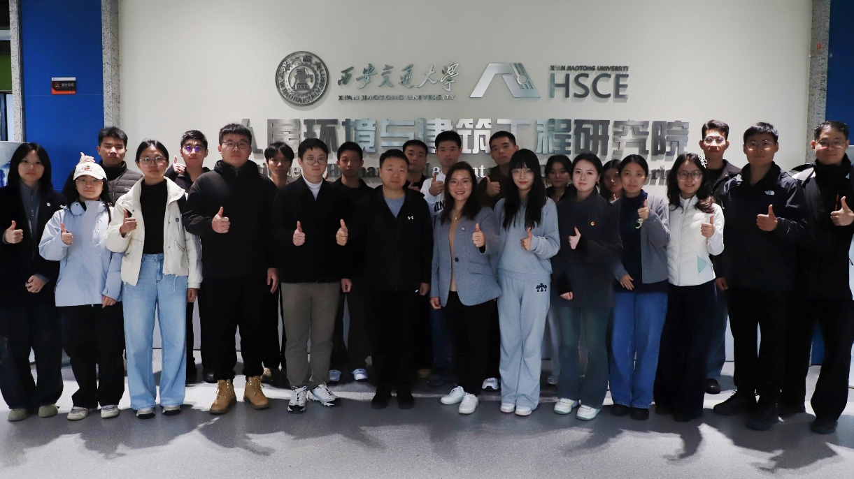 一群人站在一起合影AI 生成的内容可能不正确。